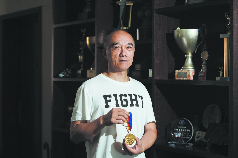 陈龙灿和他的奥运金牌 摄影 马丁