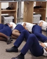 空姐集体睡地板照片疯传 6人被公司开除(图)