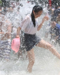 云南泼水节 游客市民“湿身”狂欢