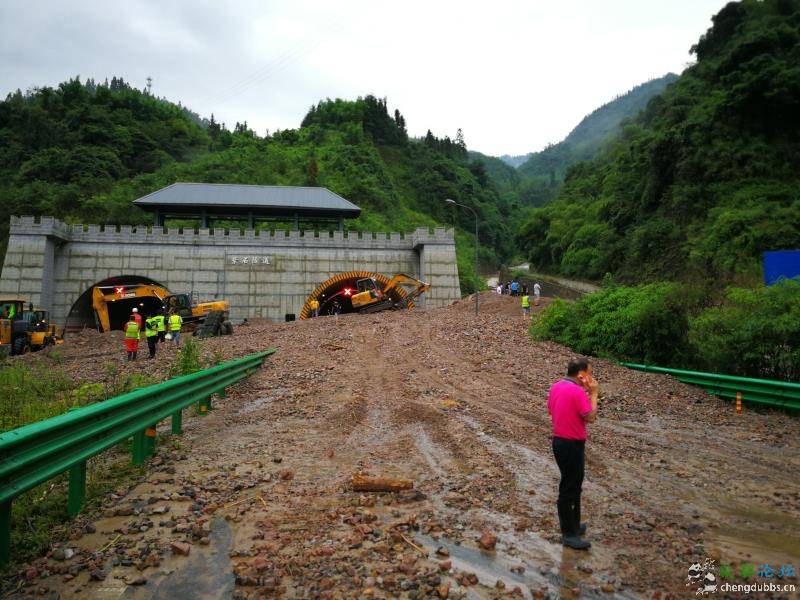 雅康高速公路紫石隧道突发泥石流，目前半幅已抢通.jpg