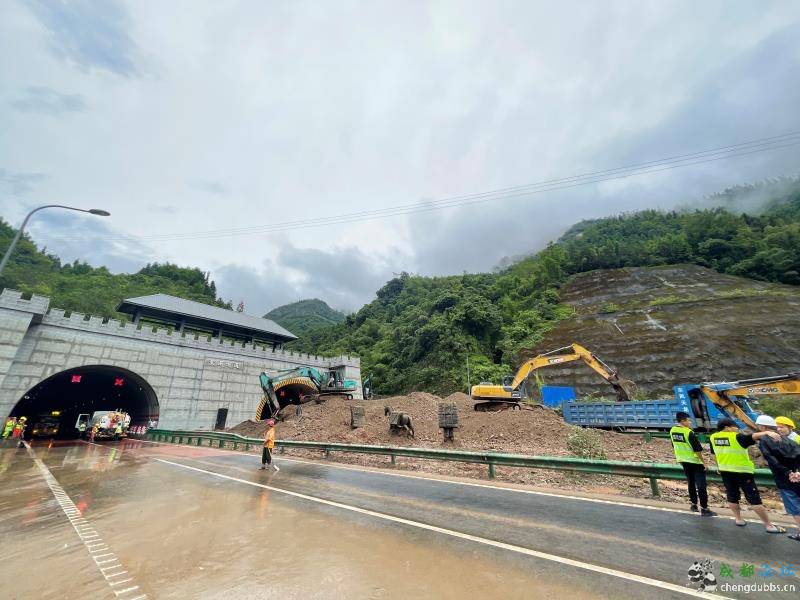 雅康高速公路紫石隧道突发泥石流，目前半幅已抢通1.jpg